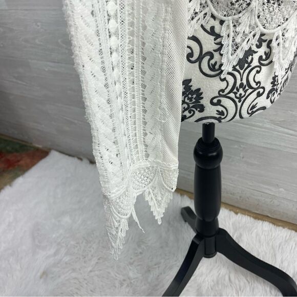 J.O.A. X Revolve Crochet Lace Point Sleeve Top - Picture 4 of 10